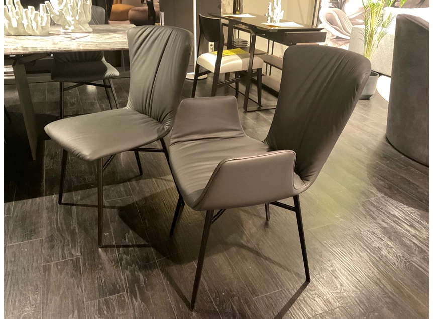 Zijkant Stoelen Dexter leder antraciet metalen poot Draenert