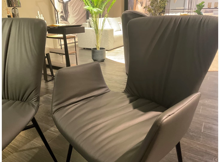 Detail Stoelen Dexter leder antraciet metalen poot Draenert