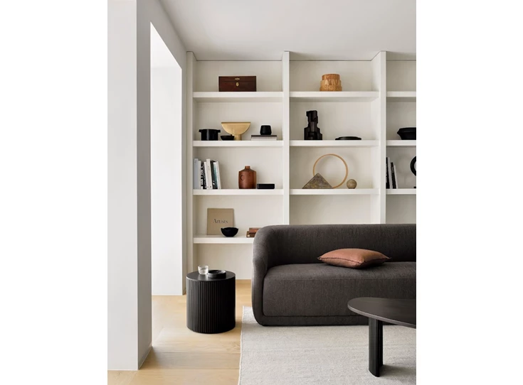 Sfeerfoto Mahogany Roller Max Dark Brown Round Side Table 35003 Ethnicraft