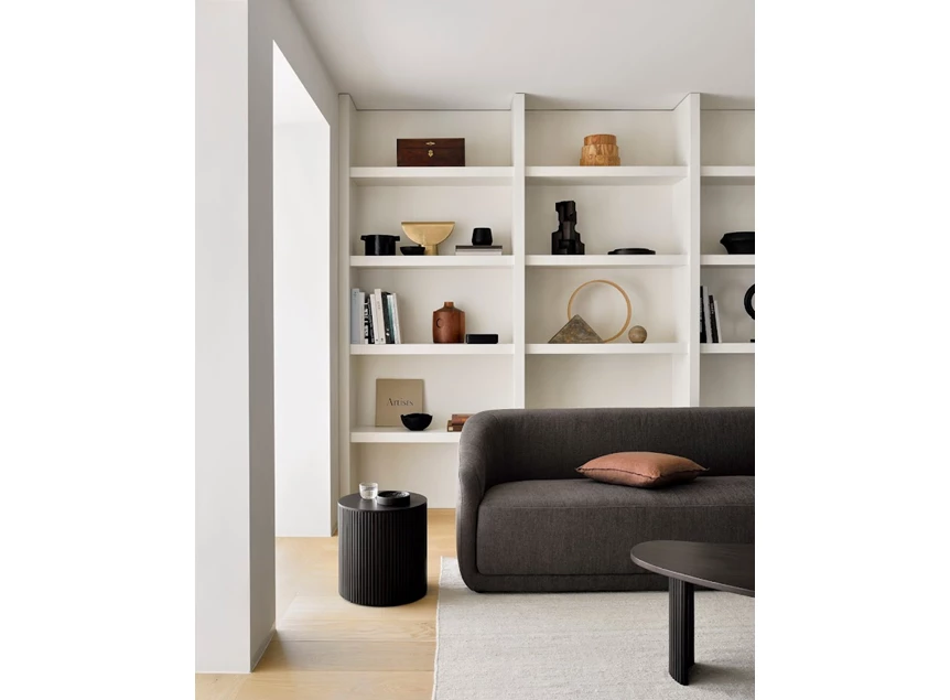 Sfeerfoto Mahogany Roller Max Dark Brown Round Side Table 35003 Ethnicraft