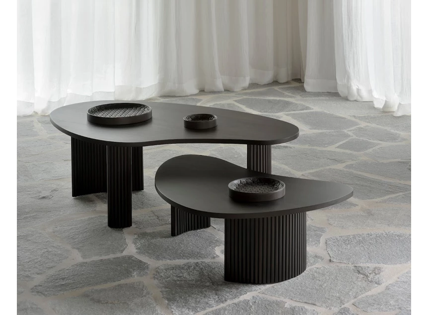 Detail sfeerfoto Mahogany Boomerang Dark Brown Coffee Table 35007 Ethnicraft