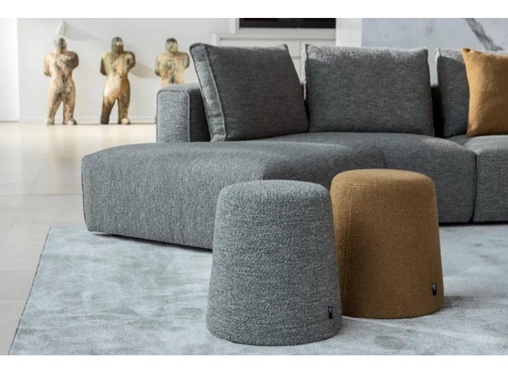 Sfeerfoto Poef DJ Tabs rond conische vorm stof Passe Partout