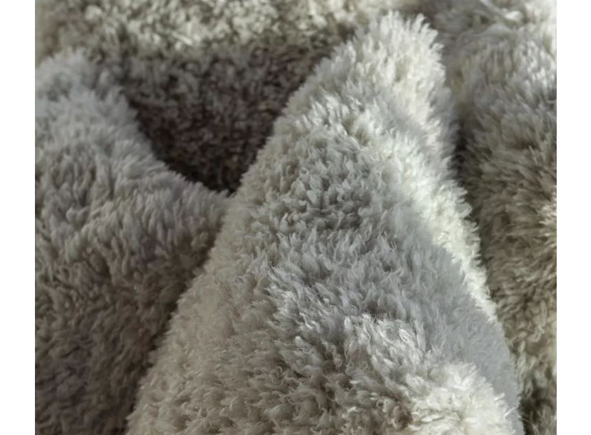 Detail Bijzetzetel Doodle Pastille Lounge stof schapenvachtlook Passe Partout