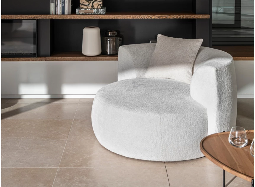 Sfeerfoto Bijzetzetel Chubby Lounge stof bouclé wit Passe Partout