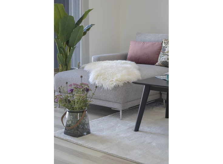 Schapenvel ivoor 50x85cm 3981001 sfeerbeeld op zetel