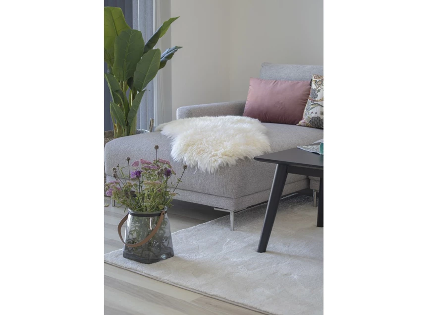 Schapenvel ivoor 50x85cm 3981001 sfeerbeeld op zetel