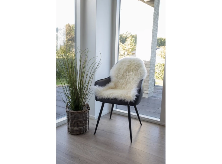 Schapenvel ivoor 50x85cm 3981001 sfeerbeeld op stoel