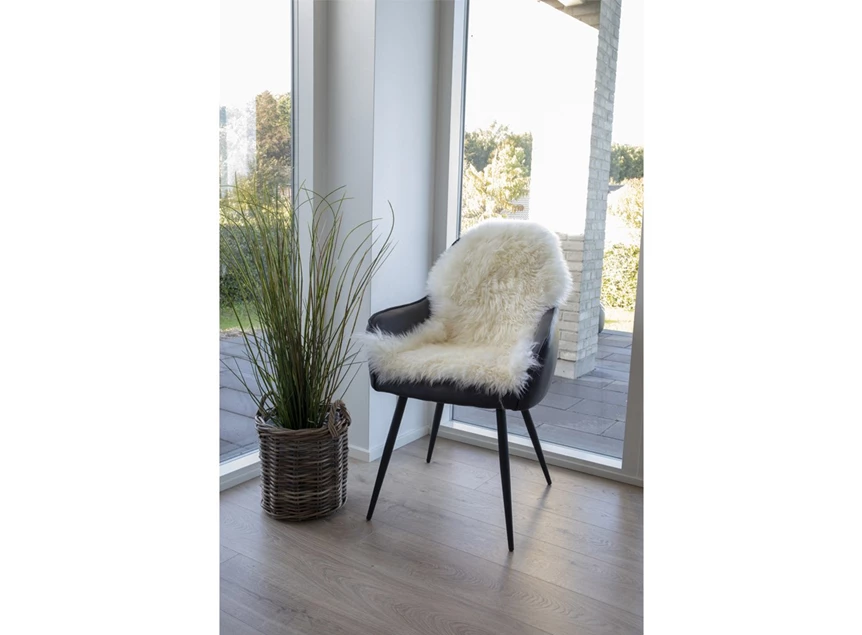 Schapenvel ivoor 50x85cm 3981001 sfeerbeeld op stoel