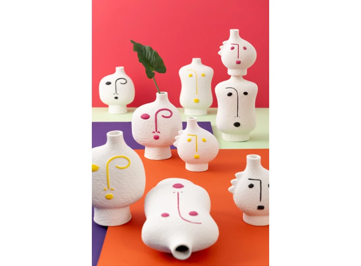 Abstracte vaas gezicht- porselein- fushia/wit- medium- sfeerbeeld