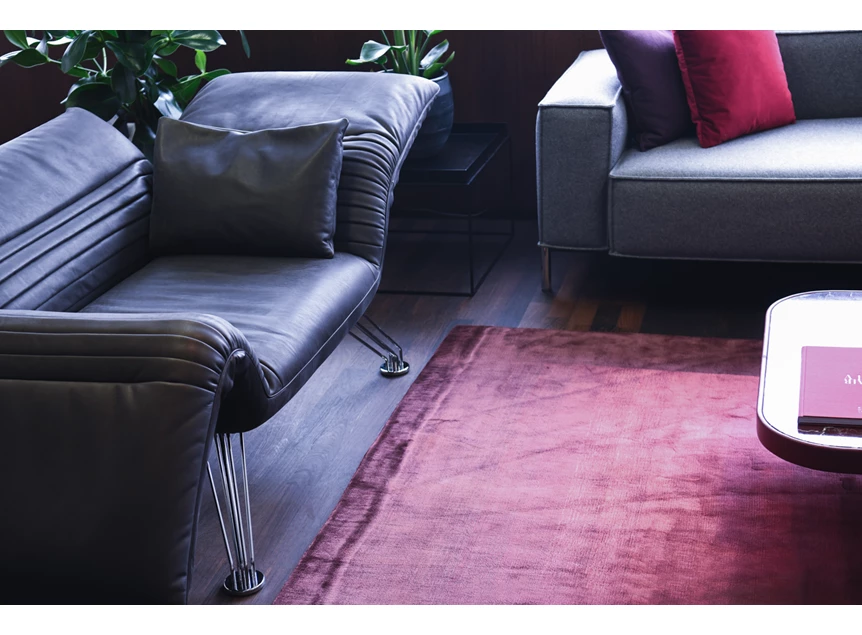 Zijkant sfeerfoto Bijzetzetel Wing DS-142 unit 106 leder zwart De Sede