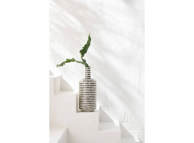 Vaas fles met strepen- zeeschelpen/bamboe- zwart/wit- sfeerbeeld