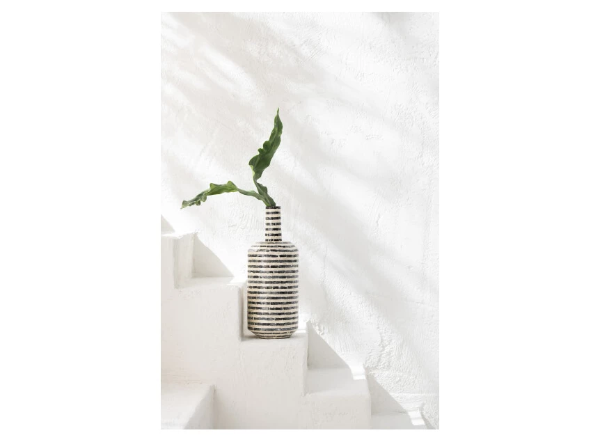 Vaas fles met strepen- zeeschelpen/bamboe- zwart/wit- sfeerbeeld