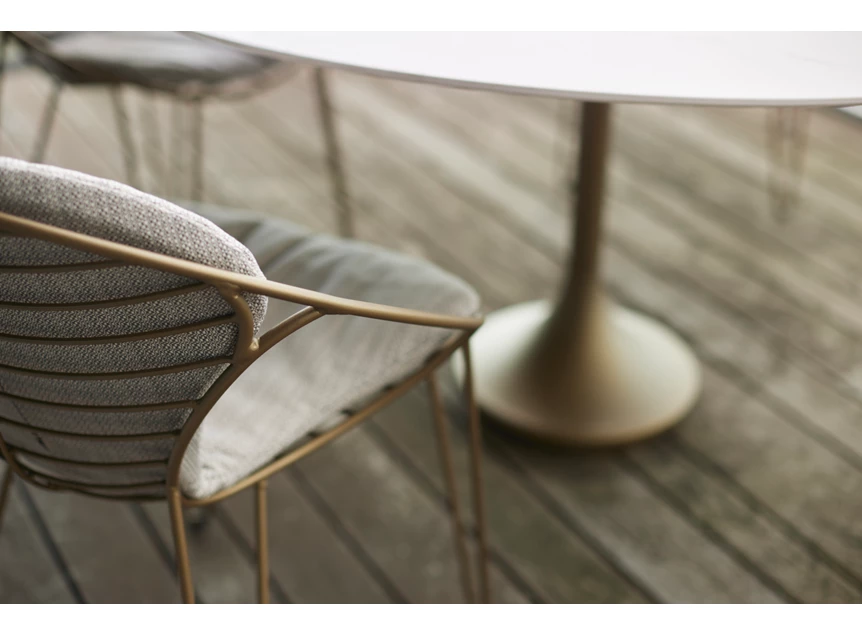 Detail Armstoel Wire bronze stof Nautic Linen Sahara Joli