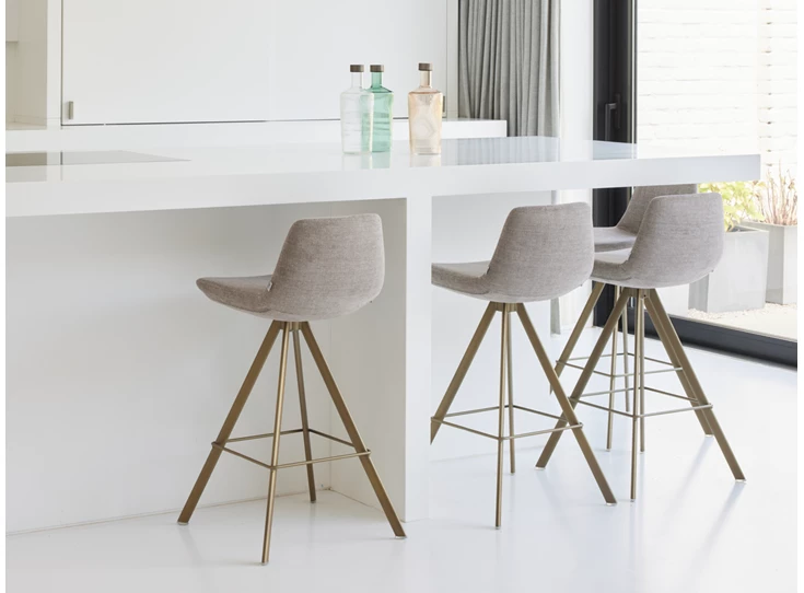 Sfeerfoto Barstoel Rafael Low Spinning Base Bronze Easy Care Truffle Joli