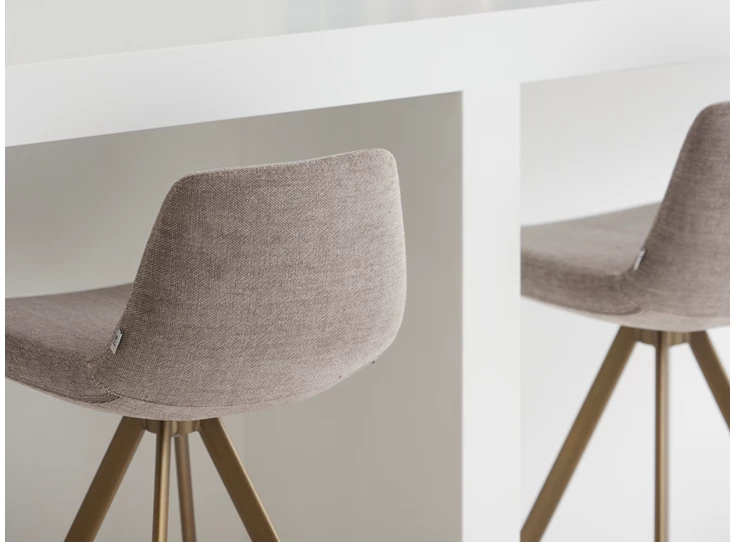 Zijkant Barstoel Rafael Low Spinning Base Bronze Easy Care Truffle Joli