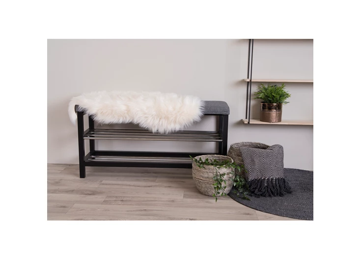 Lamsvel kunststof ivoor 50x85cm 3981130 sfeerbeeld op bank