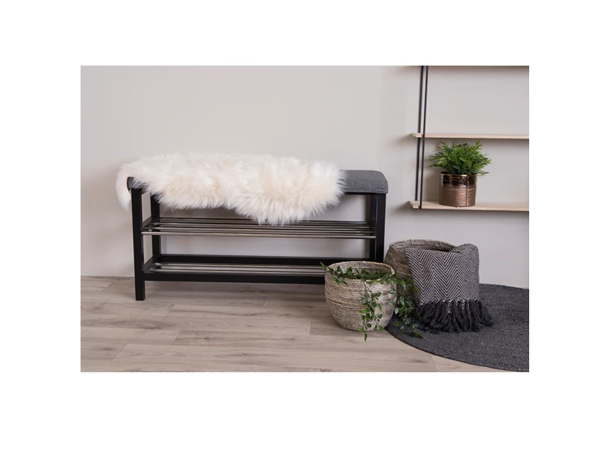 Lamsvel kunststof ivoor 50x85cm 3981130 sfeerbeeld op bank