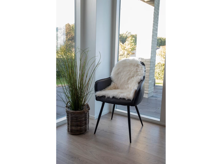 Lamsvel kunststof ivoor 50x85cm sfeerbeeld op stoel 3981130