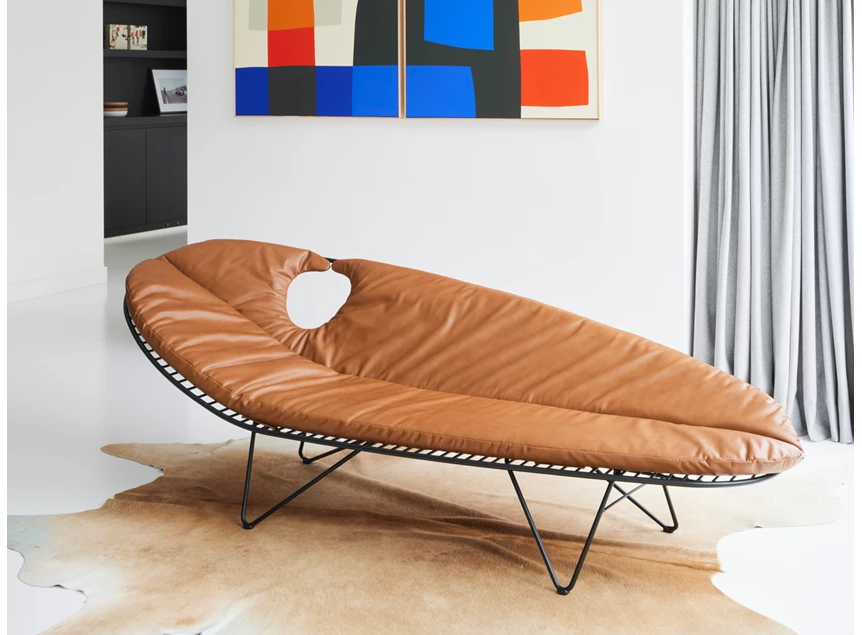 Lounger ligzetel Wire frame zwart kussen leder cognac Joli
