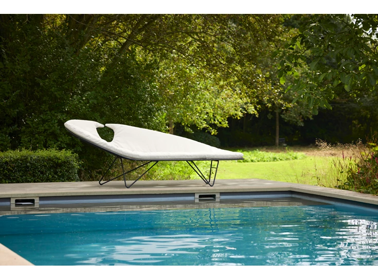 Outdoor tuinmeubelen Lounger ligzetel Wire frame zwart kussen nautic linen sahara Joli