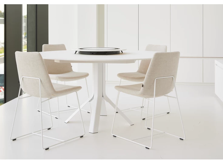 Sfeerfoto Stoel Rafael Sled Base wit stof Easy Care Flax Joli