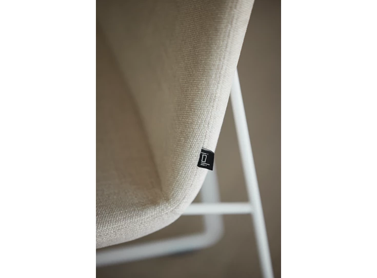 Detail Stoel Rafael Sled Base wit stof Easy Care Flax Joli