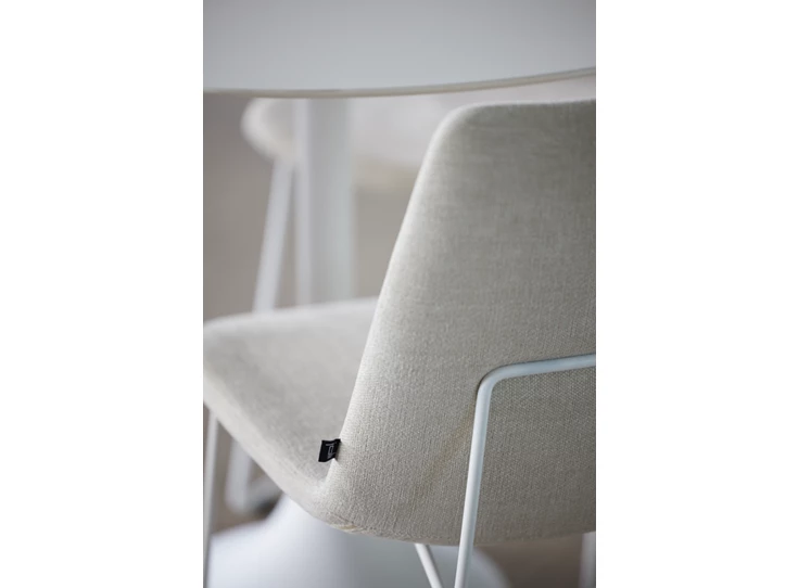 Achterkant Stoel Rafael Sled Base wit stof Easy Care Flax Joli