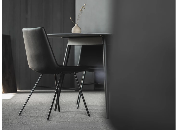Zijkant Stoel Rafael X base kunstleder zwart Joli