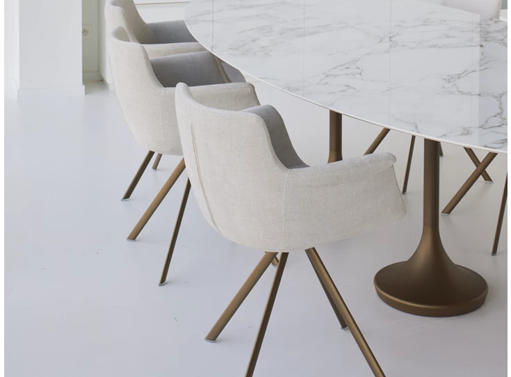 Zijkant Sfeerfoto Armstoel Chagall Spinning Base stof Easy Care Flax Joli