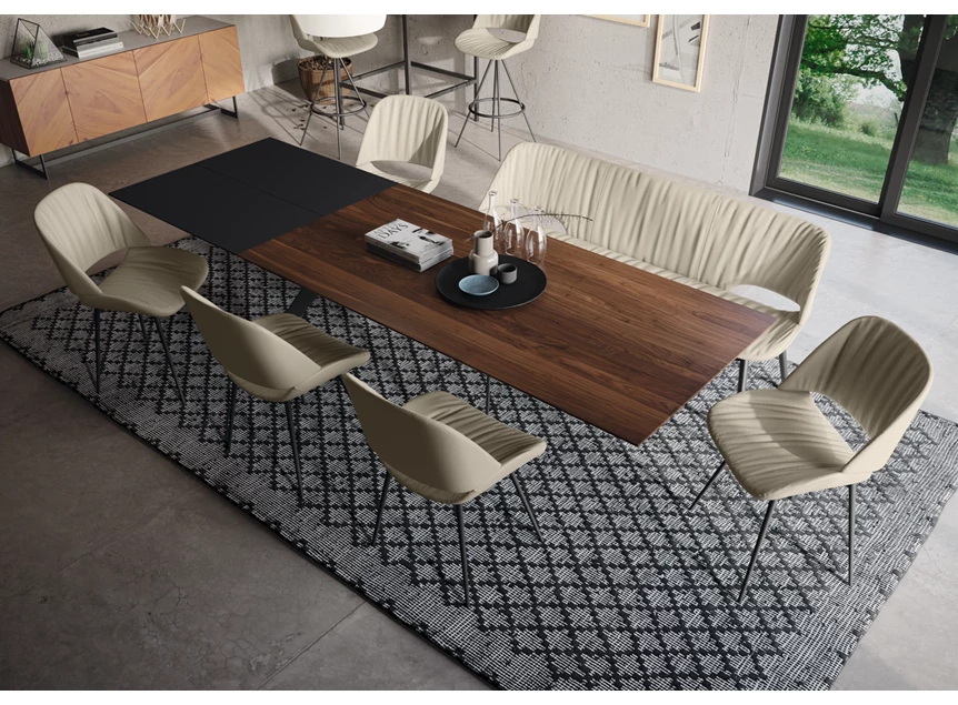 Sfeerfoto Tafel Capri rechthoekig verlengbaar massief hout walnoot Willisau Edition