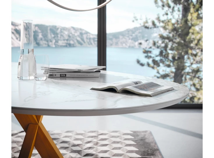 Detail Tafel Torino ovaal dekton marmerlook houten poot Willisau