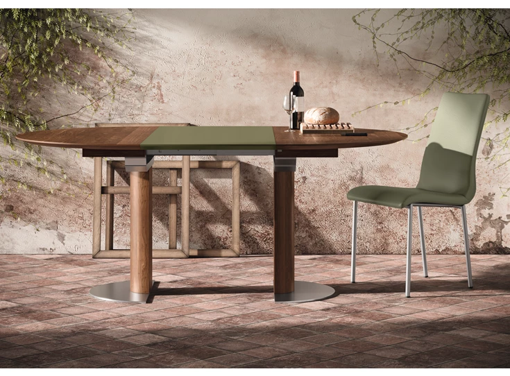 Sfeerfoto open Verlengbare tafel Modena rond massief hout Amerikaans noten Willisau