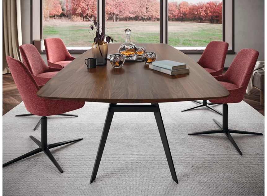 Sfeerfoto front Tafel Linea bootvormig massief hout Amerikaans noten Willisau