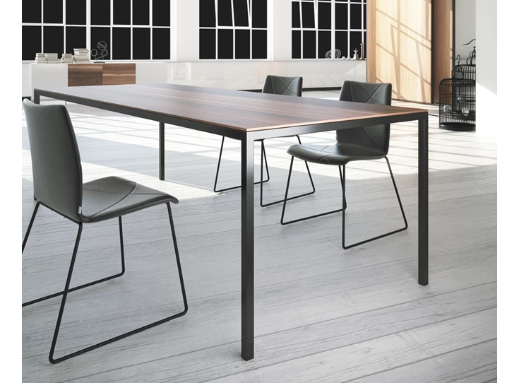 Sfeerfoto Tafel Dino rechthoekig massief hout Amerikaans noten Willisau