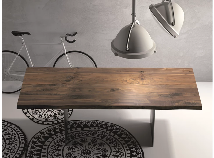 Bovenkant Tafel Aliano rechthoekig massief hout Amerikaans noten boomstam Willisau