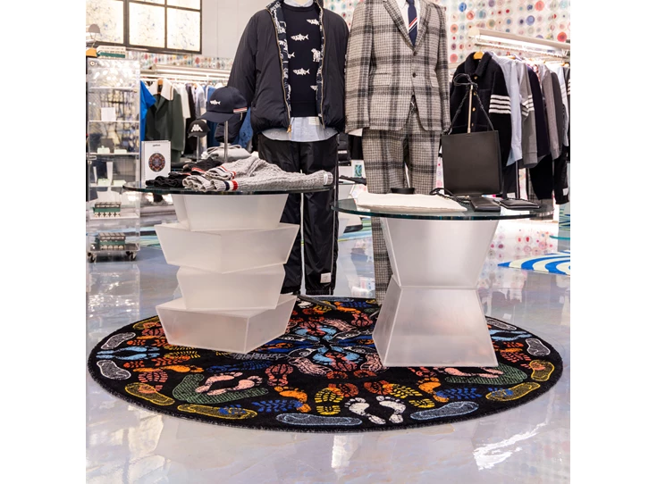 Sfeerfoto Tapijt Let's Dance Human Traces Dark Round 42005RD-DK Qeeboo