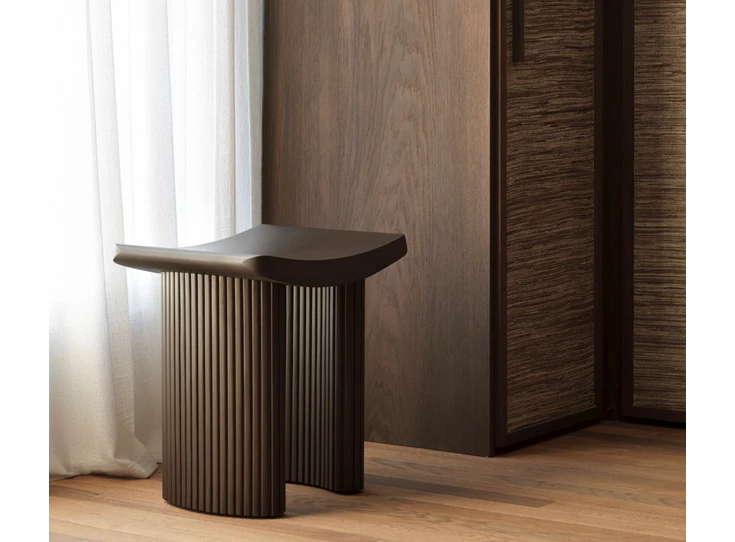 Sfeerfoto Krukje Mahogany Roller Max Dark Brown Stool 35030 Ethnicraft