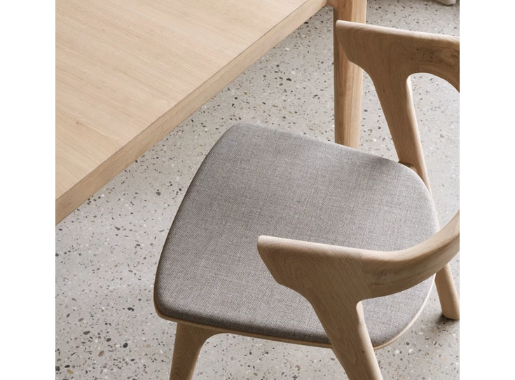 Detail sfeerfoto Armstoel Oak Bok Dining Chair Warm Grey Fabric 51486 Ethnicraft