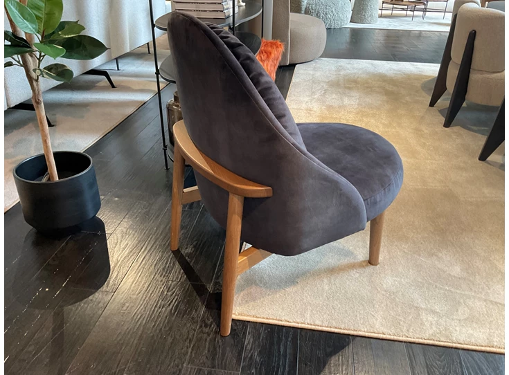 Zijkant Bijzetzetel Toya stof LSA 1604 Vintage Velvet Raven Black Passe Partout