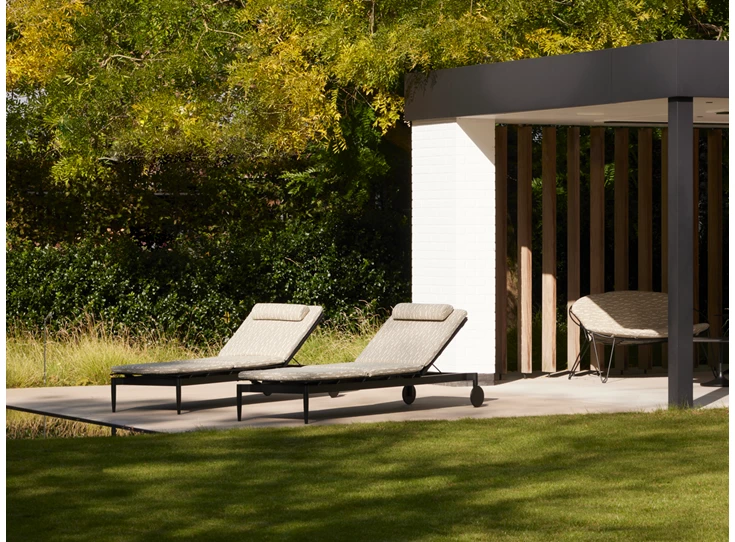 Sfeerfoto Lounger outdoor tuinset ligzetel Marguerite zwart kussen bamboo Joli