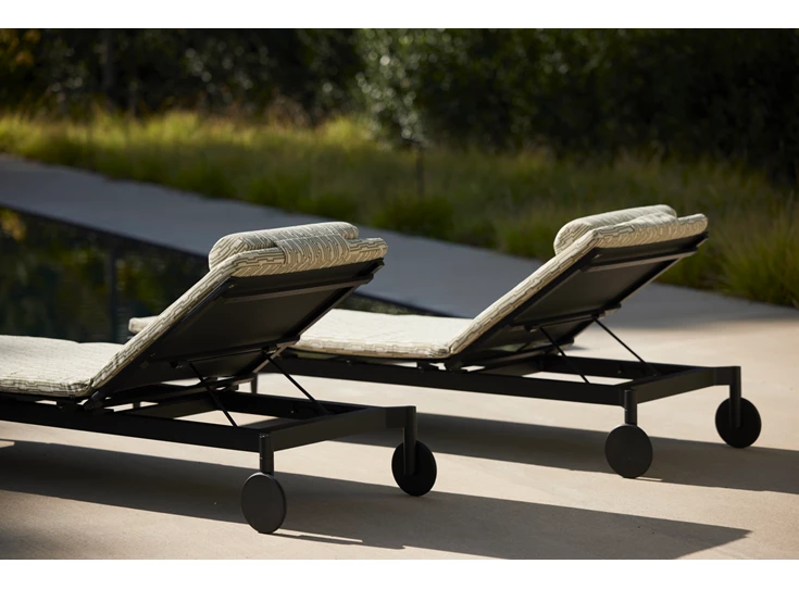 Achterkant Lounger outdoor tuinset ligzetel Marguerite zwart kussen bamboo Joli