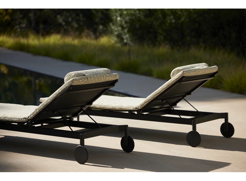 Achterkant Lounger outdoor tuinset ligzetel Marguerite zwart kussen bamboo Joli