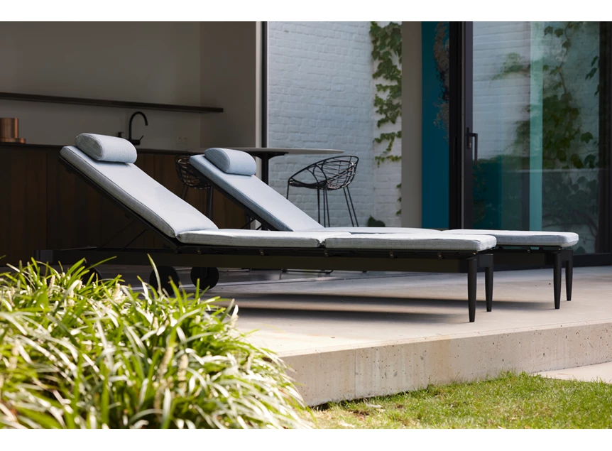 Sfeerfoto Lounger outdoor tuinset ligzetel Marguerite zwart kussen ocean Joli