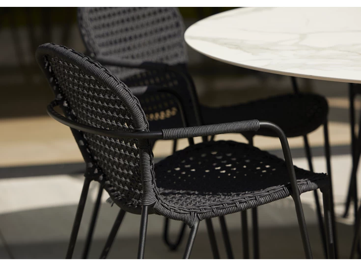 Detail Outdoor Armstoel Fizz tuinstoel zwart Joli