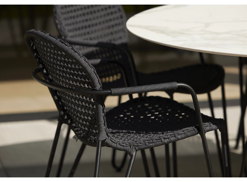 Detail Outdoor Armstoel Fizz tuinstoel zwart Joli