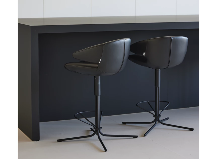 Zijkant Barstoel Morisot Barstool Spider Base Low auto-return leder zwart Joli