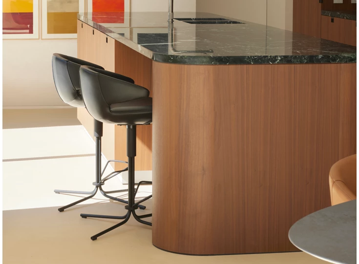 Sfeerfoto Barstoel Morisot Barstool Spider Base Low auto-return leder zwart Joli