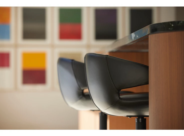 Detail Barstoel Morisot Barstool Spider Base Low auto-return leder zwart Joli