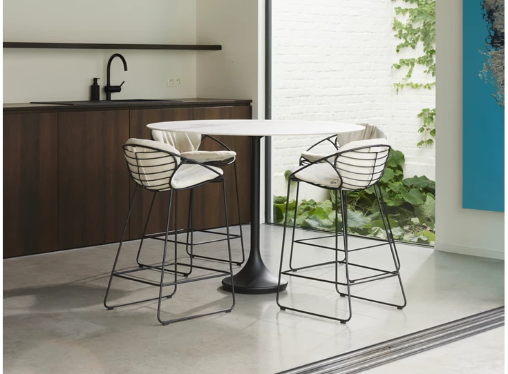 Sfeerfoto Bartafel Central Round High keramiek Calacatta Naturale Joli