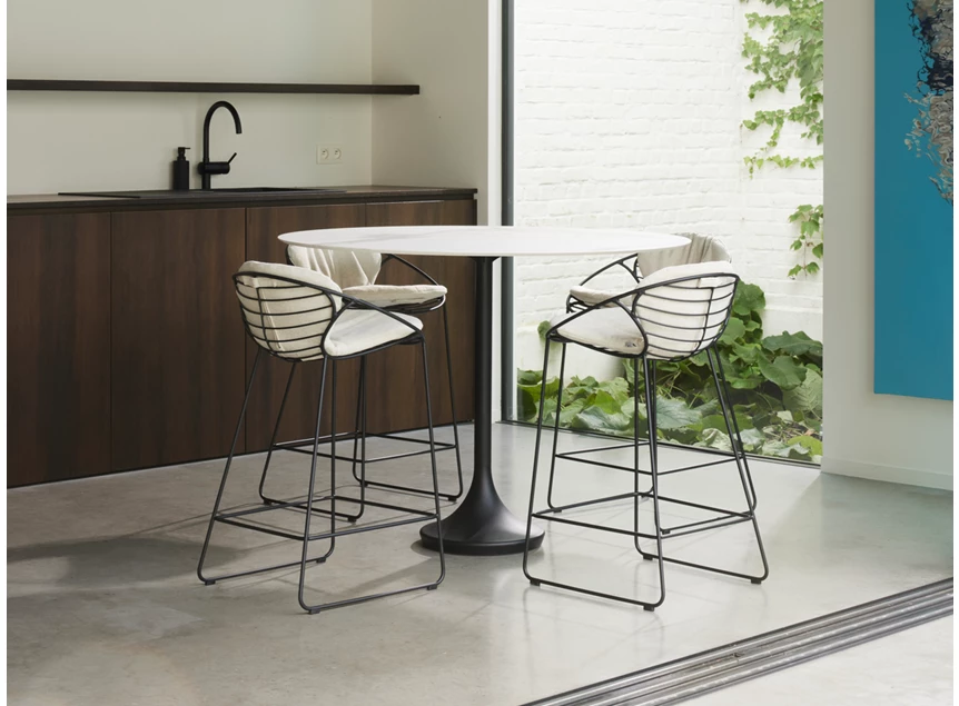 Sfeerfoto Bartafel Central Round High keramiek Calacatta Naturale Joli